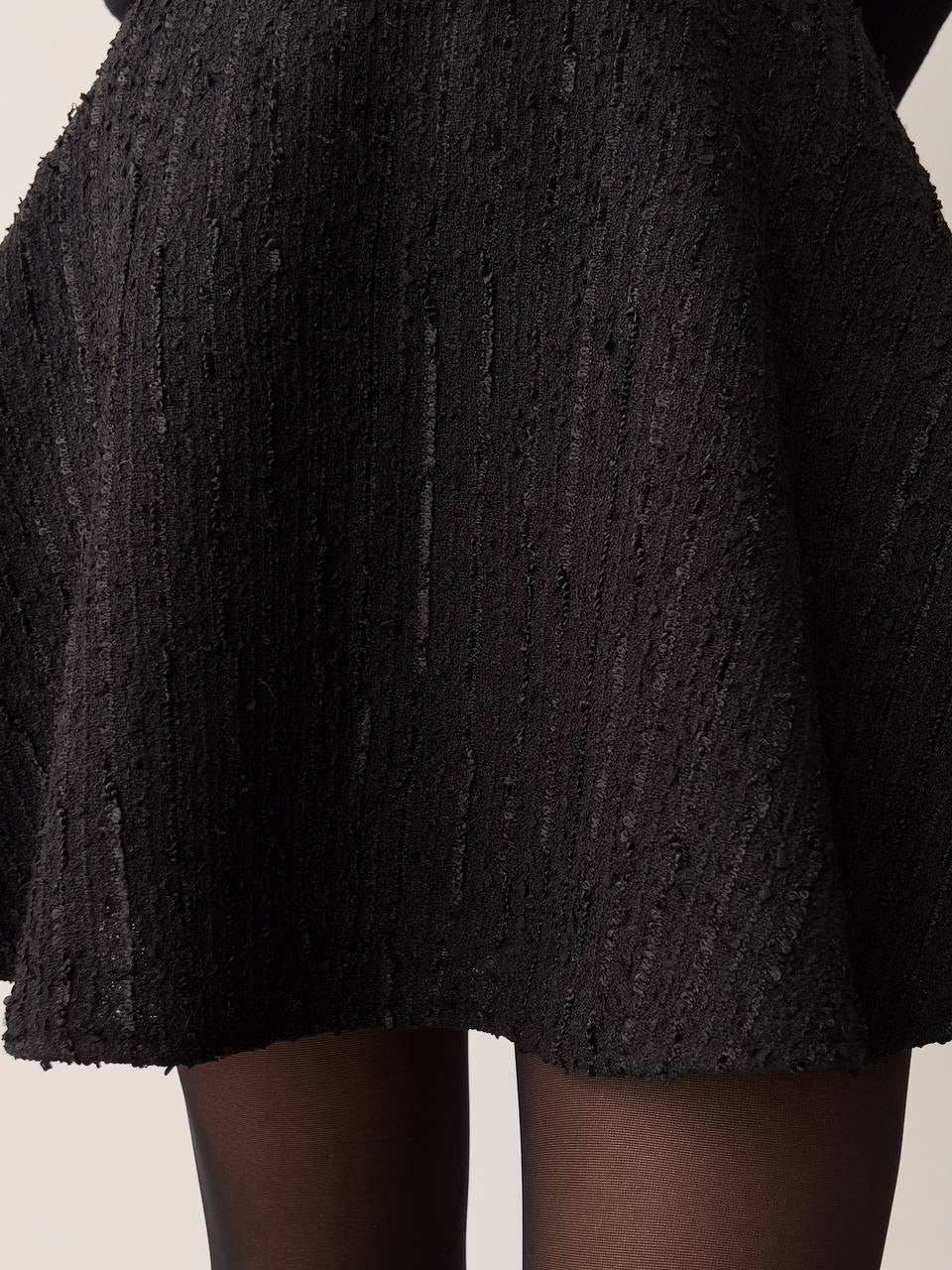 Siyah Yakalı Beyaz Fitilli Bluz