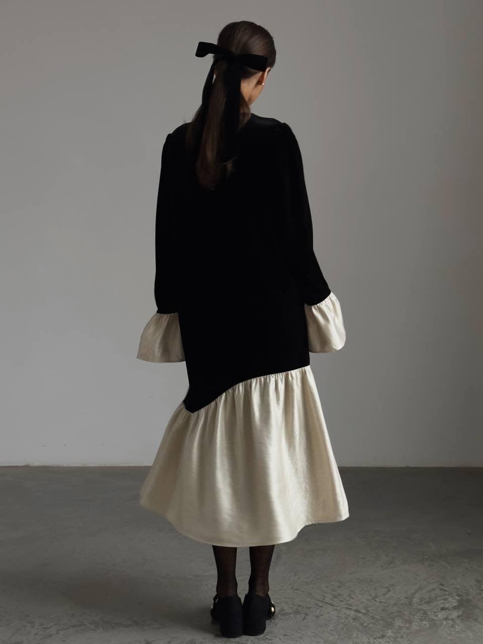 Siyah-Beyaz Kontrast Detaylı Kadife Elbise