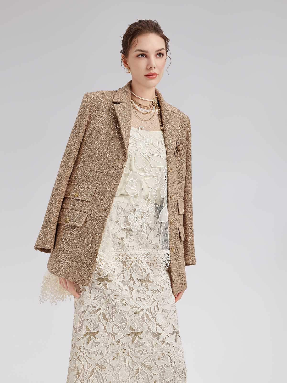 Altın Pullu Kamelya Broşlu Ceket