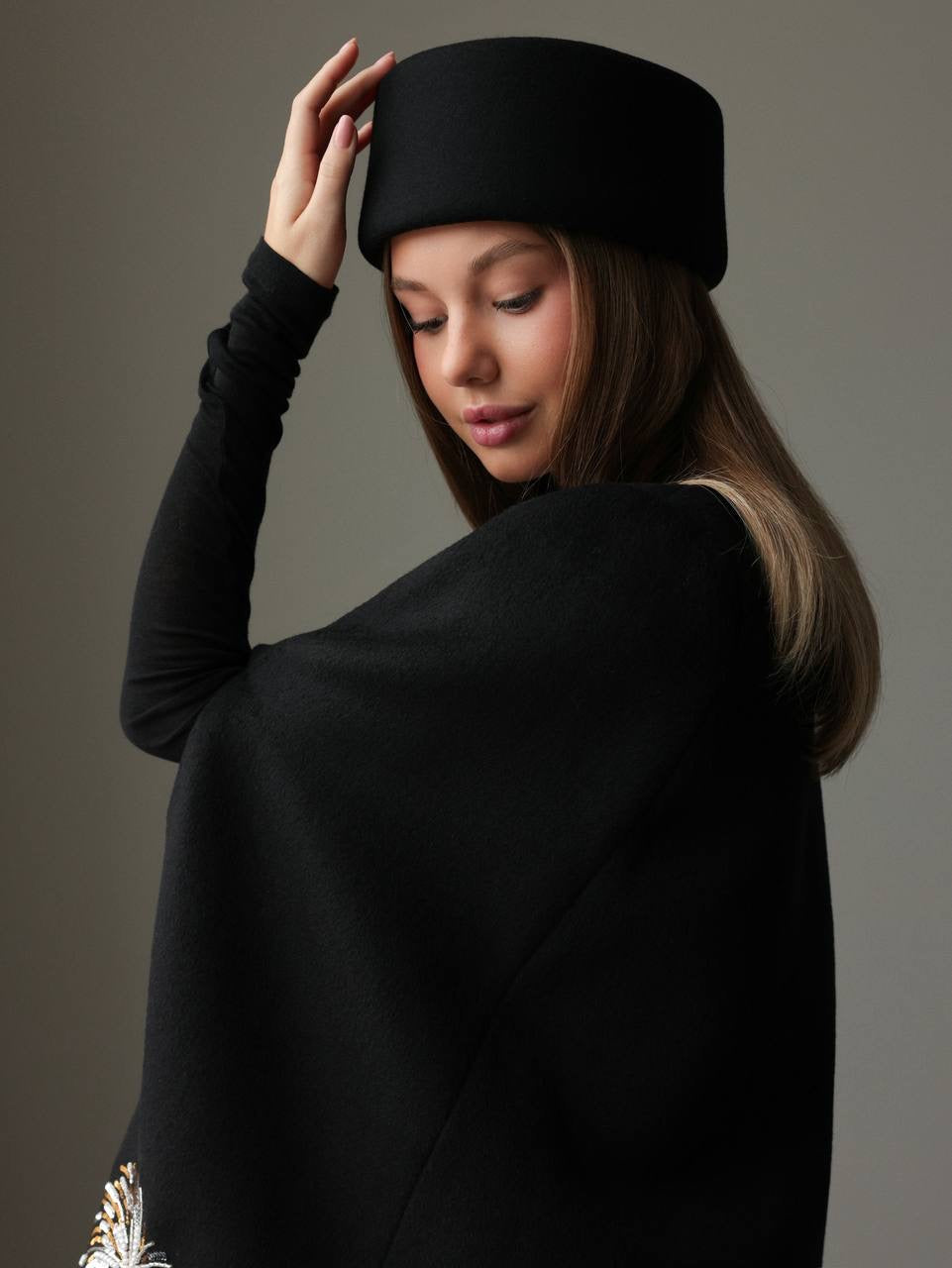 Gece Yarısı Kutlama İşlemeli Pelerin