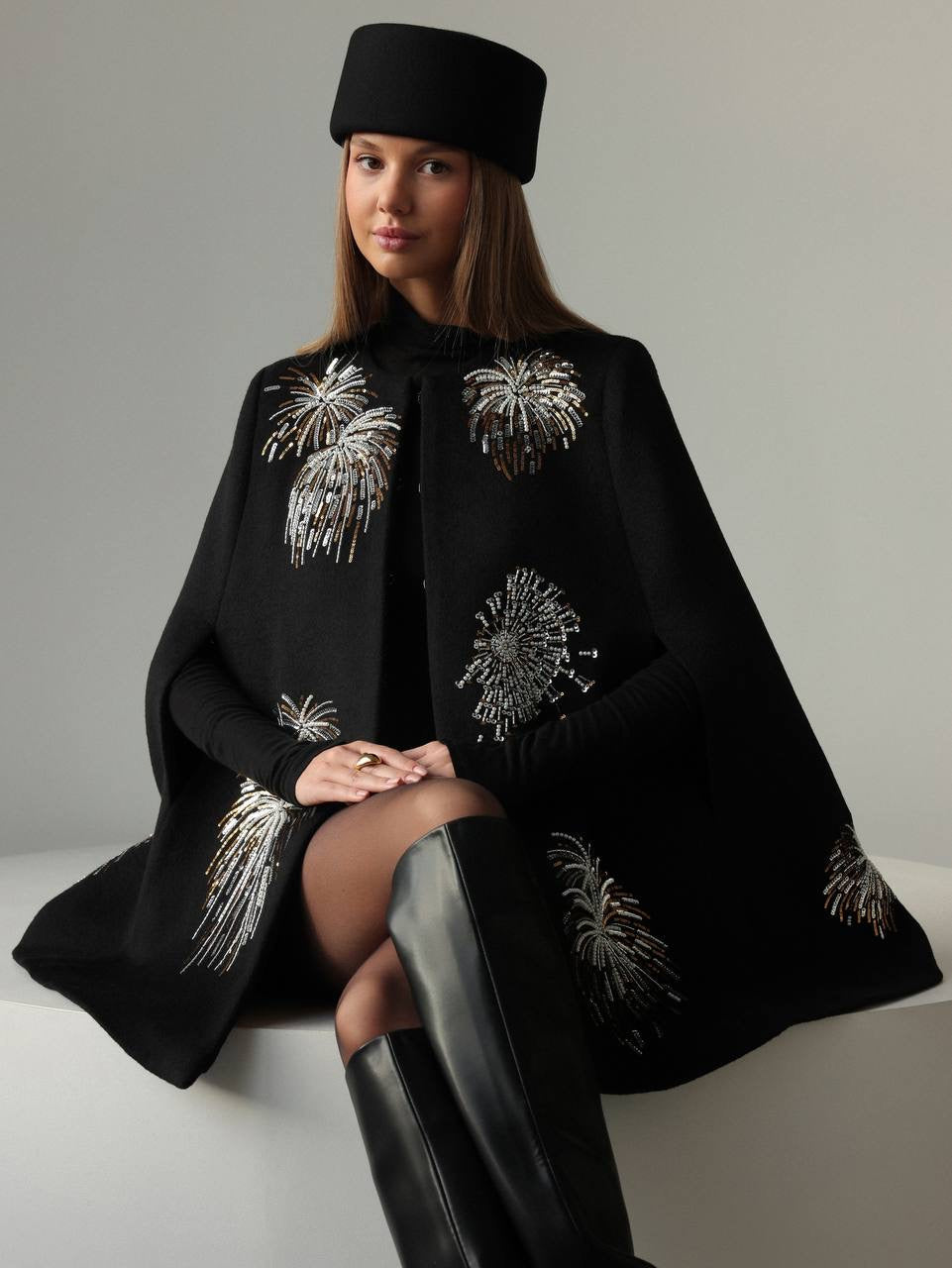 Gece Yarısı Kutlama İşlemeli Pelerin