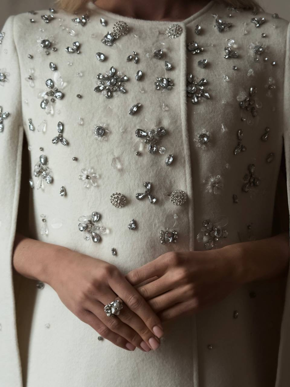 İşlemeli Beyaz Pelerin