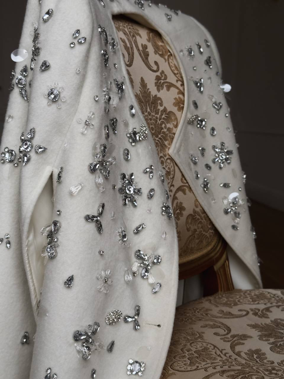 İşlemeli Beyaz Pelerin