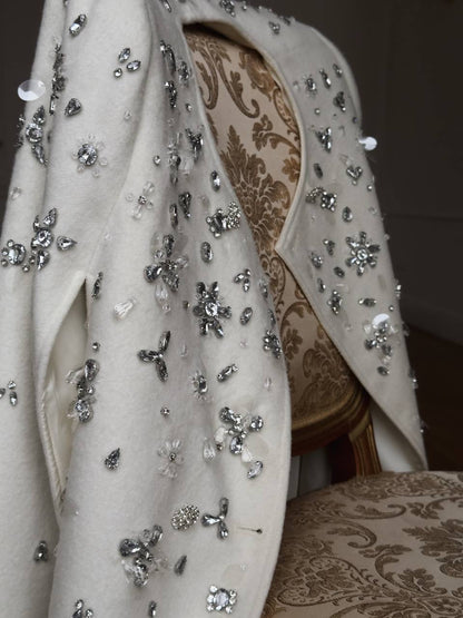 İşlemeli Beyaz Pelerin