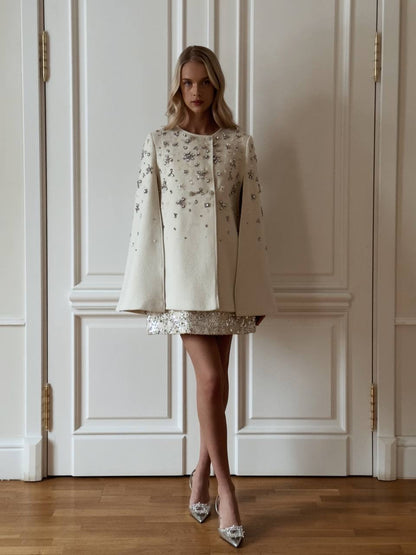 İşlemeli Beyaz Pelerin