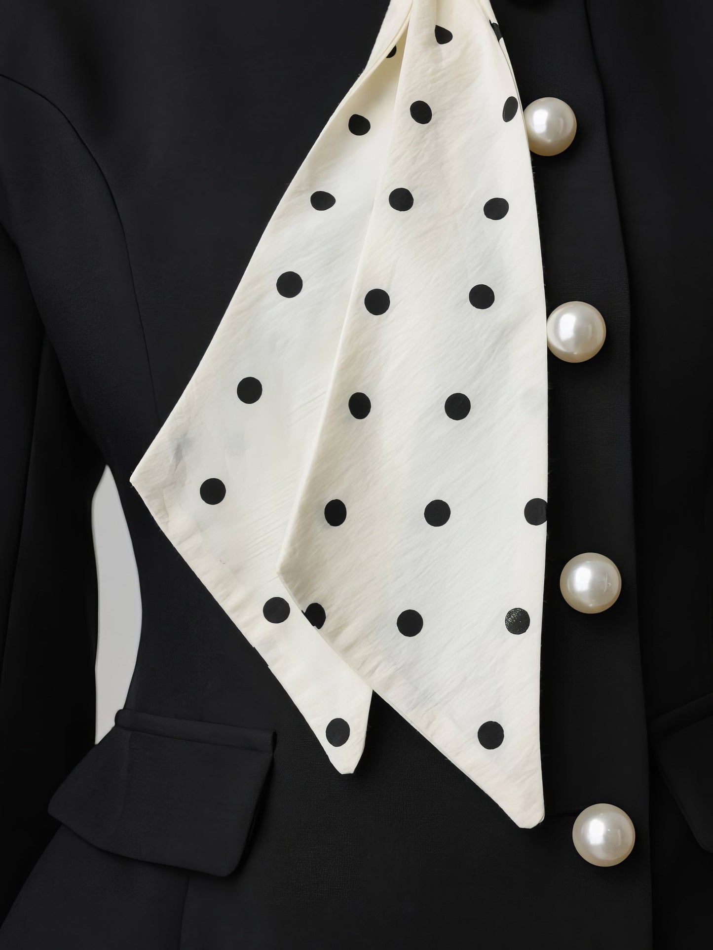 Puantiyeli Fular Detaylı Siyah Takım