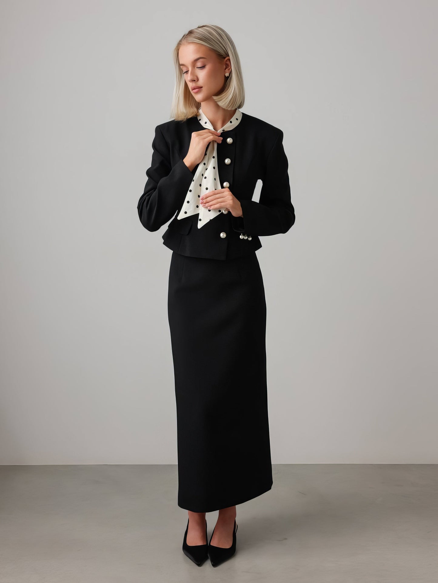 Puantiyeli Fular Detaylı Siyah Takım