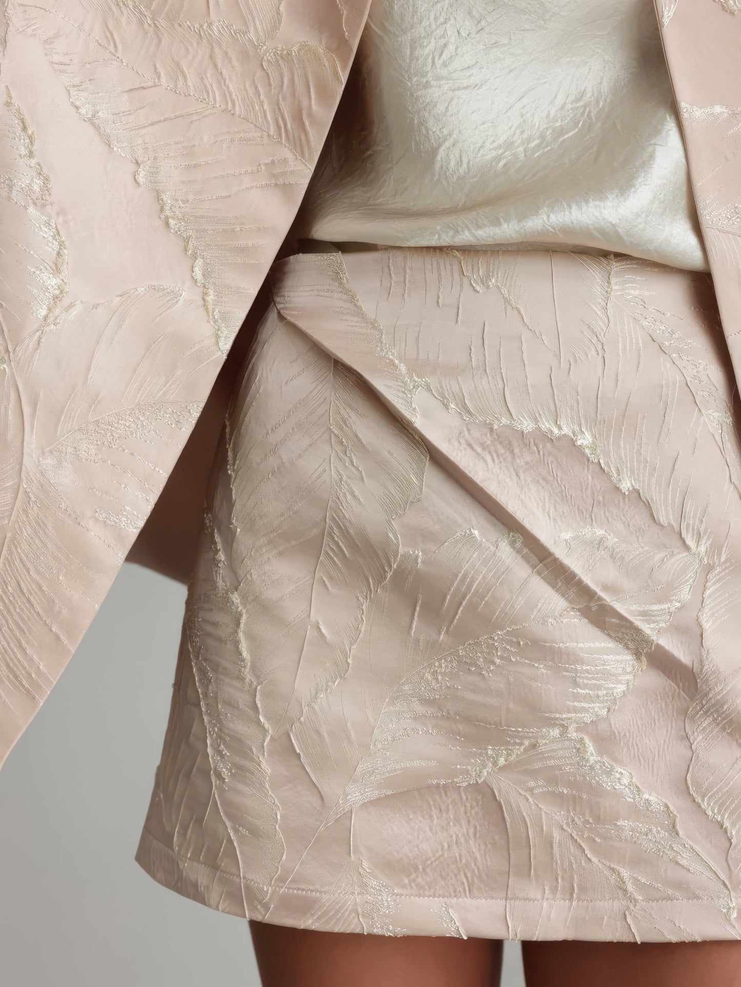 Yüksek Yaka Jakarlı Ekru Bluz