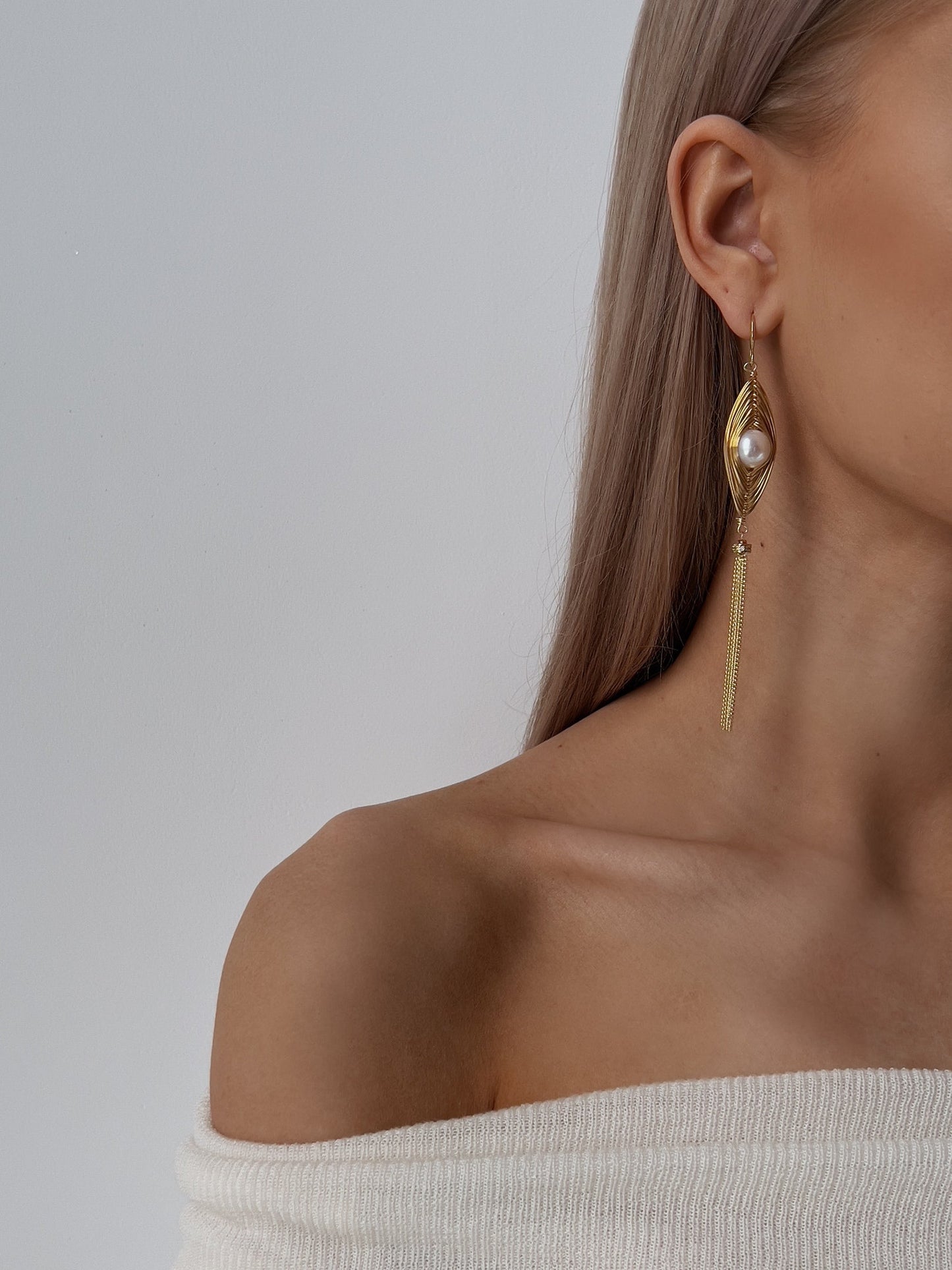 Altın Yaprak İnci Sallantılı Küpe