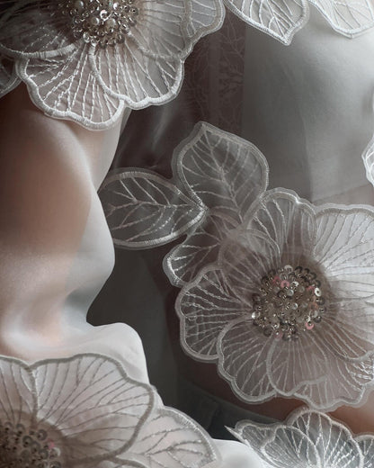 Çiçek Nakışlı Transparan Bluz