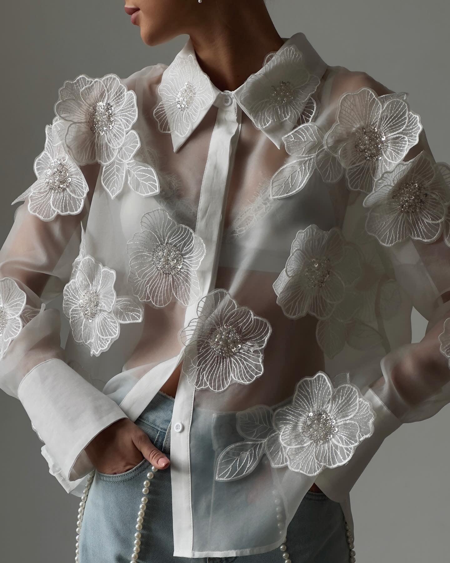 Çiçek Nakışlı Transparan Bluz