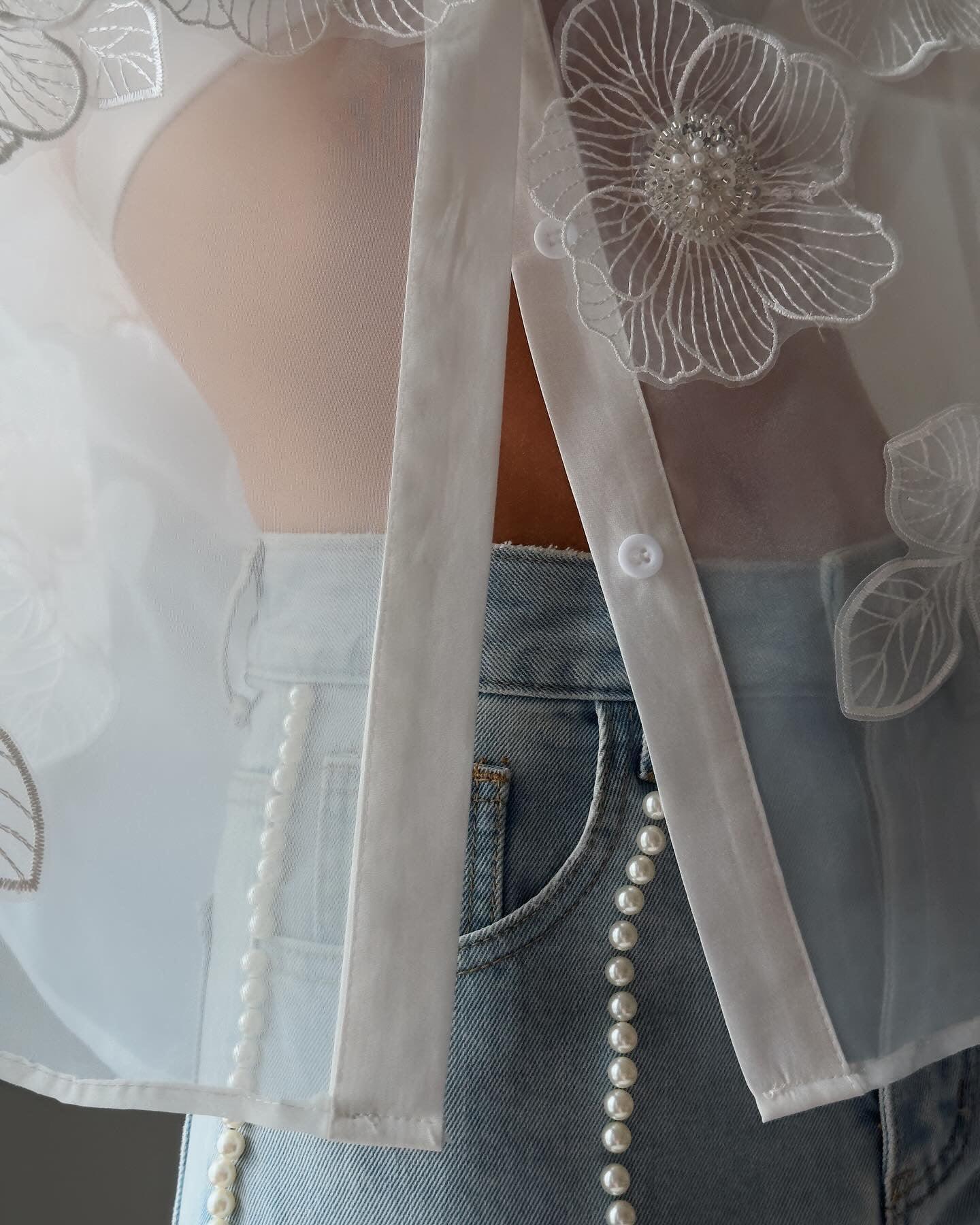 Çiçek Nakışlı Transparan Bluz