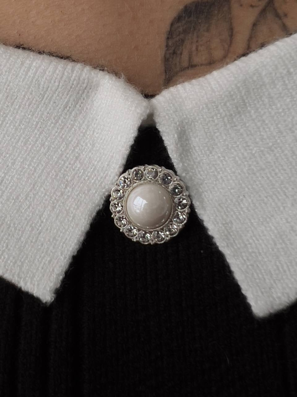 Siyah Yakalı Beyaz Fitilli Bluz