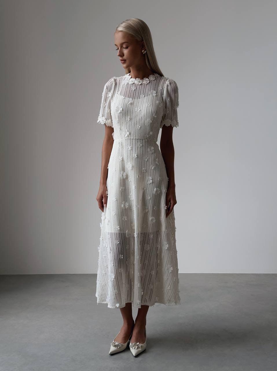 Zarif Çiçek Dokulu Elbise