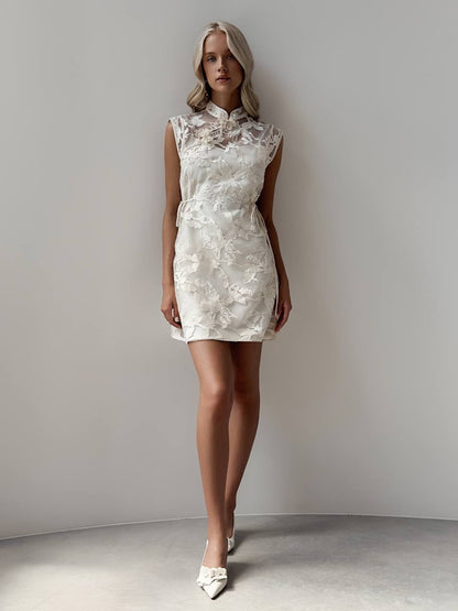 Beyaz Çiçek Nakışlı Mini Elbise