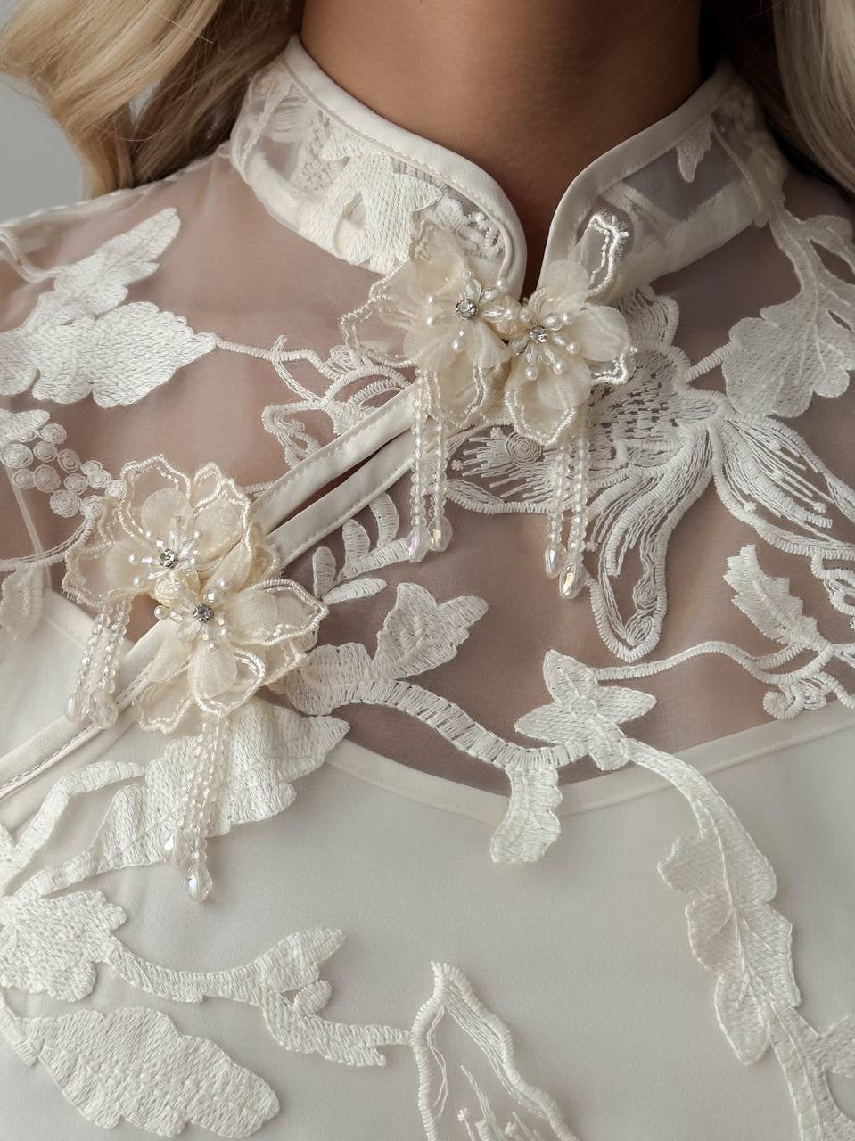 Beyaz Çiçek Nakışlı Mini Elbise