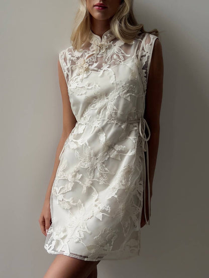 Beyaz Çiçek Nakışlı Mini Elbise