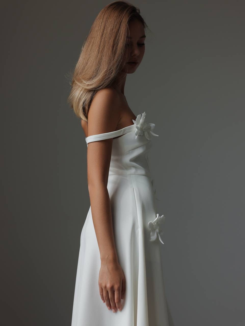 Beyaz Çiçek Aplike Midi Elbise