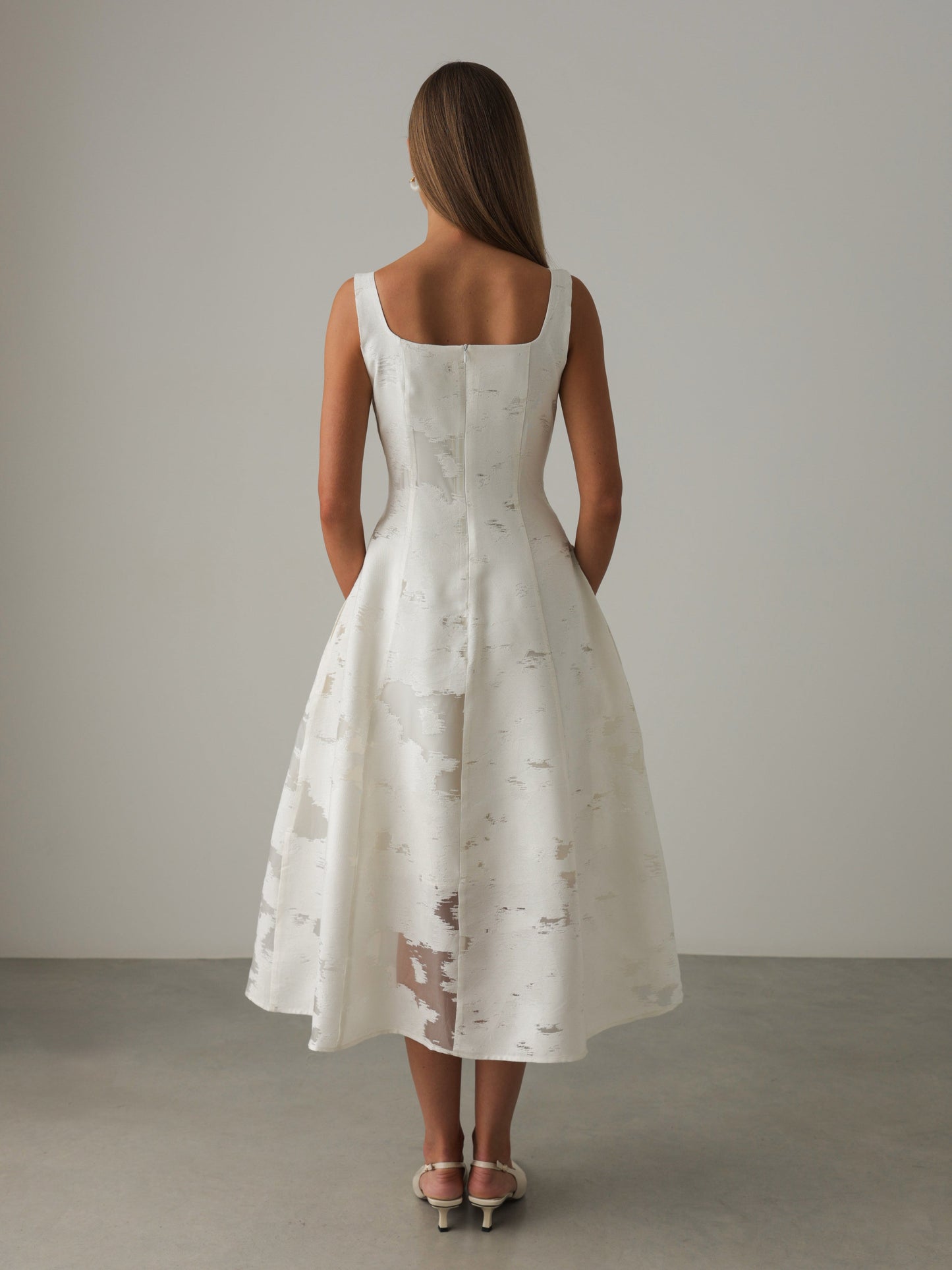 Beyaz Jakarlı Midi Elbise