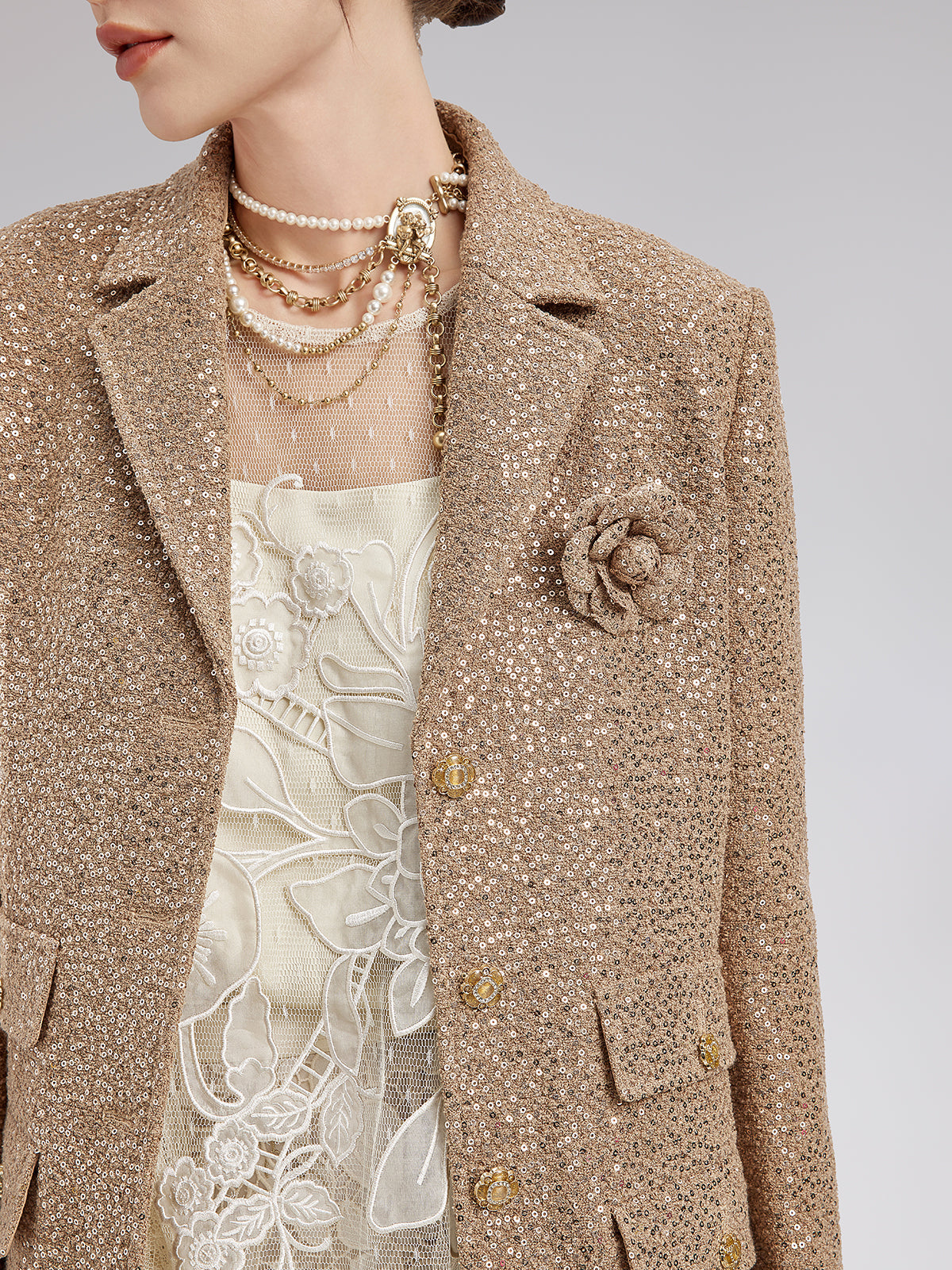 Altın Pullu Kamelya Broşlu Ceket