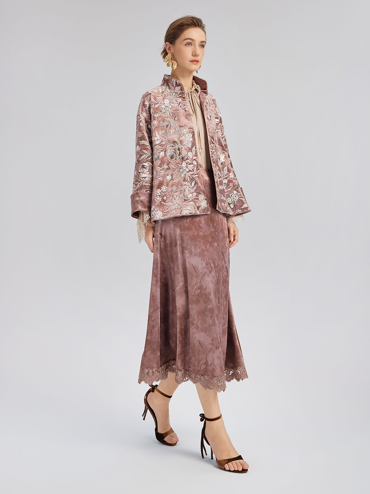 Kadife Pullu Çiçek Nakışlı Ceket