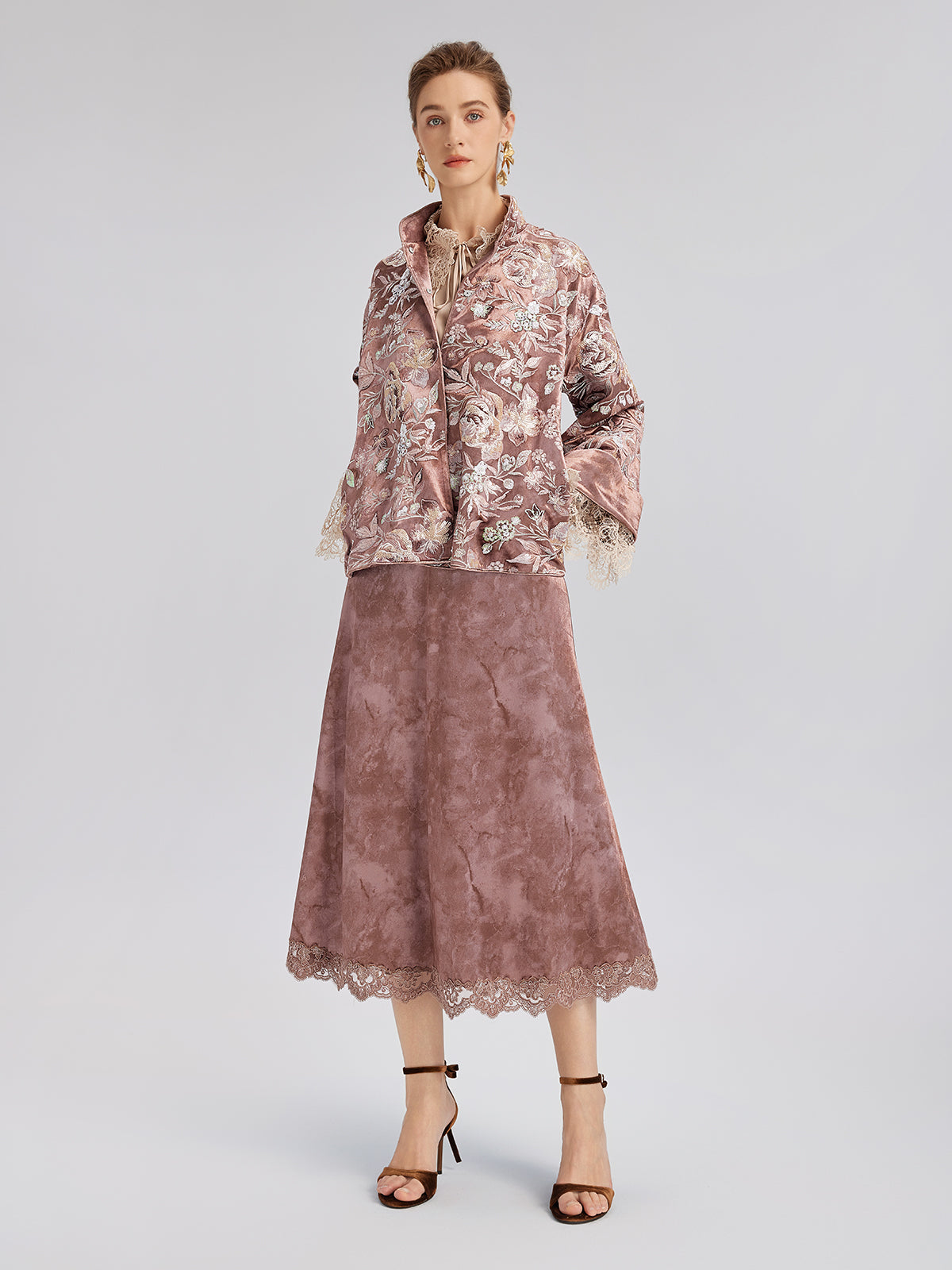 Kadife Pullu Çiçek Nakışlı Ceket