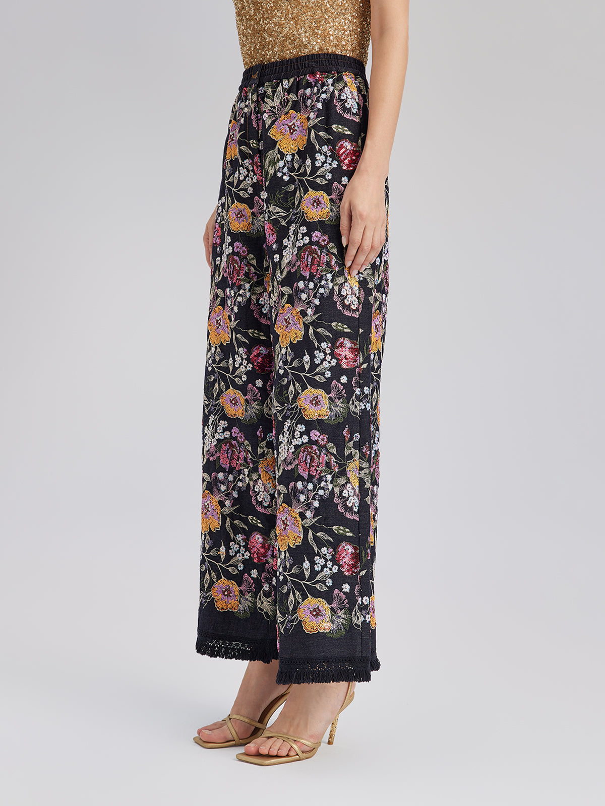 Pullu Nakışlı Kesik Paça Kot Pantolon