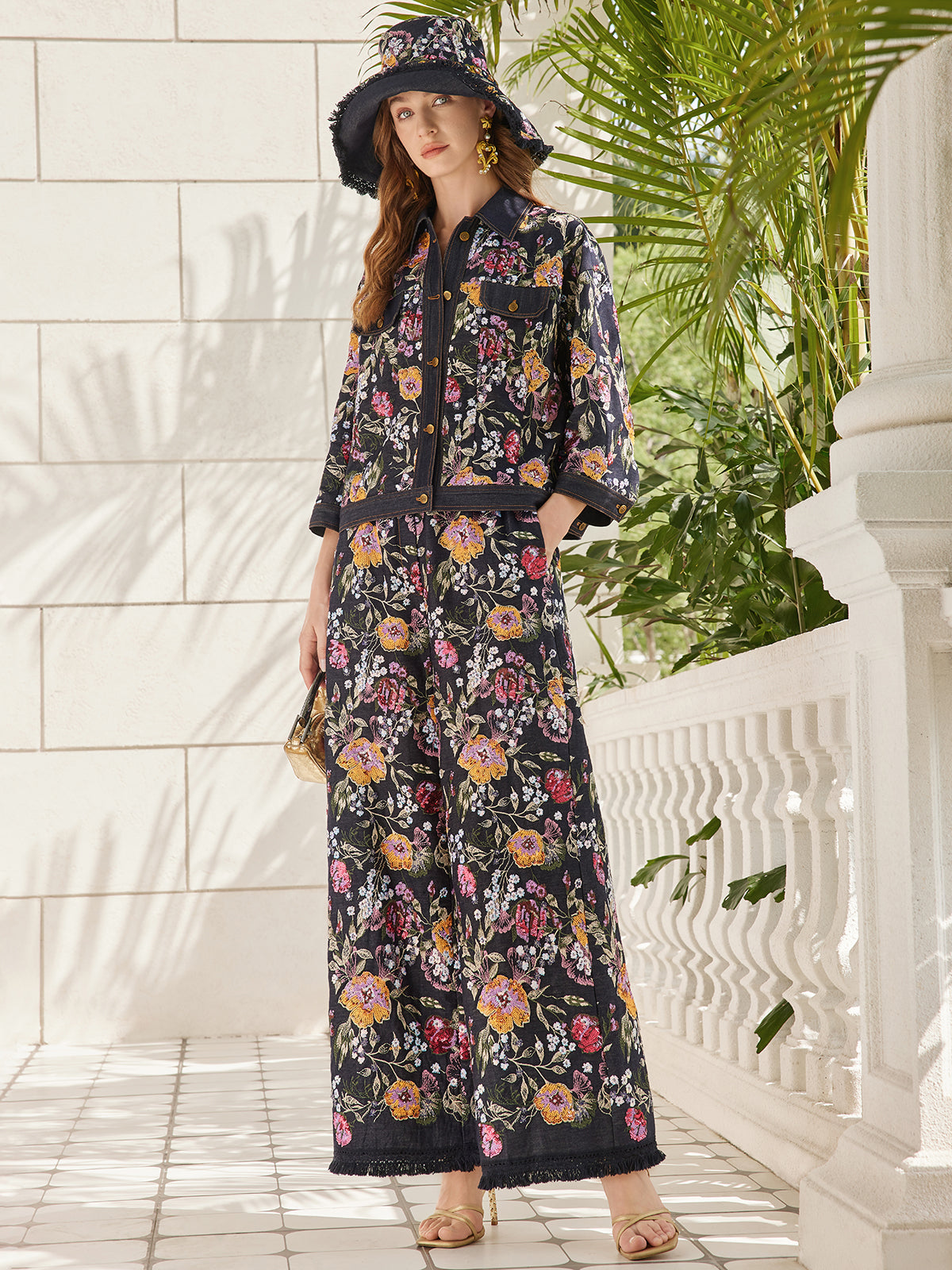 Pullu Nakışlı Kesik Paça Kot Pantolon