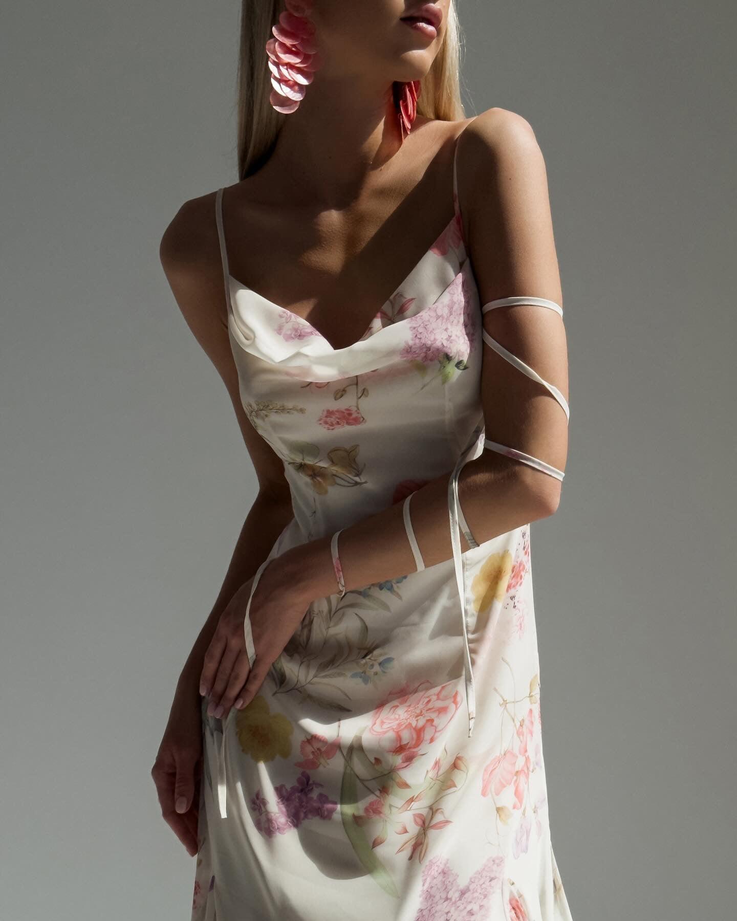 Çiçek Desenli İp Askılı Elbise