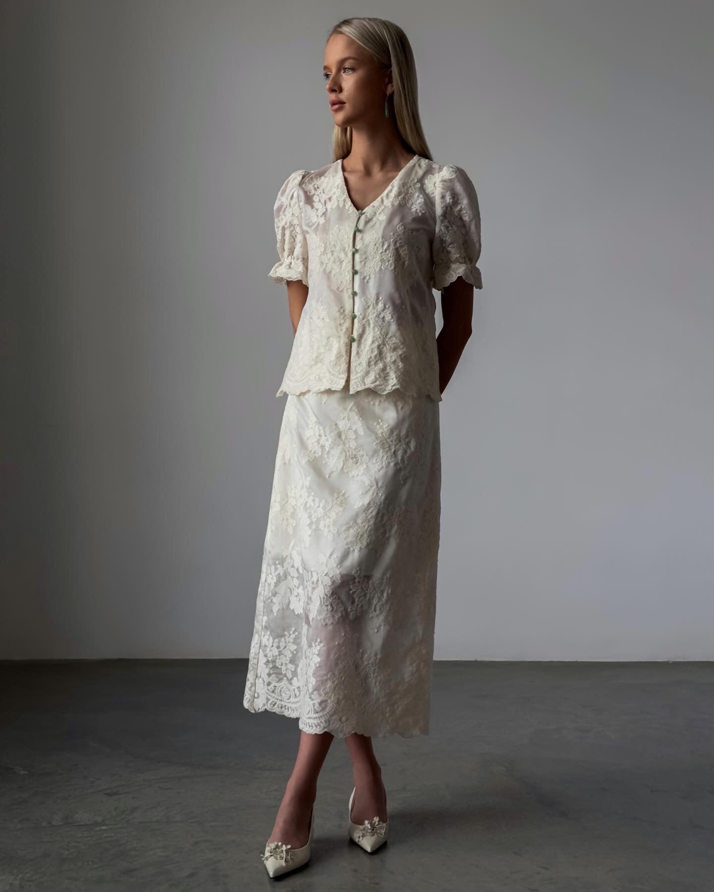 Zarif Beyaz Dantel Detaylı Takım