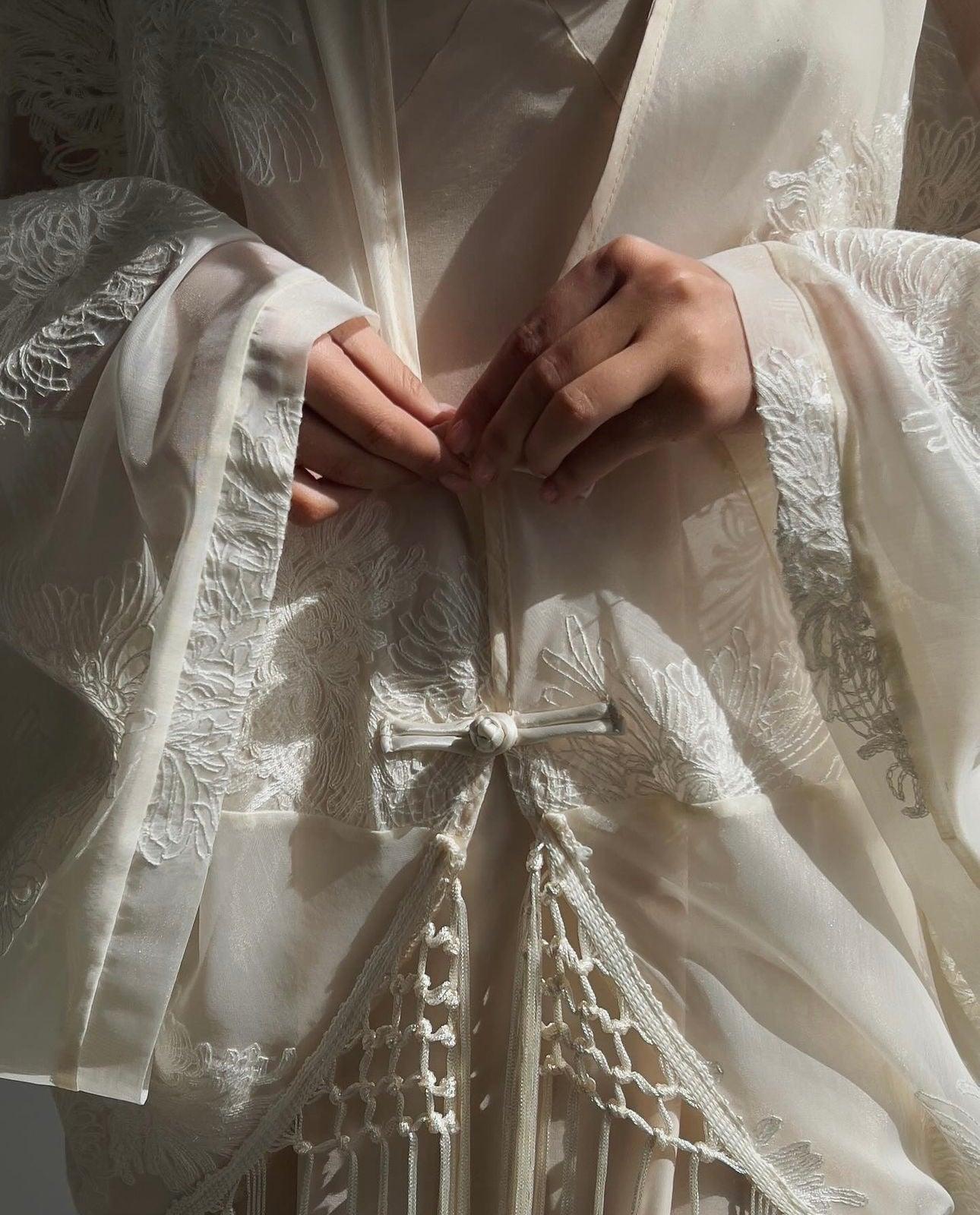 Zarif Beyaz Çiçek Nakışlı Takım